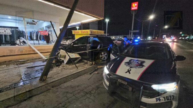 Conductor ebrio impacta tres veces a exceso de velocidad en cruce de las avenidas Universidad y Agustín Melgar 
