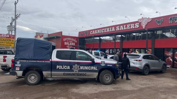 Conductor confunde su vehículo y aborda otro al salir de una tienda