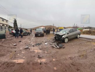 Choque frontal en la carretera a la Presa Chihuahua deja a un menor lesionado