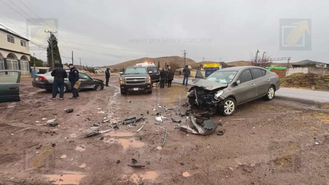 Choque frontal en la carretera a la Presa Chihuahua deja a un menor lesionado