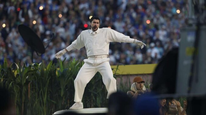 Bad Bunny «resignificó» el ‘God Bless América’ para México ante el «odio» de Trump