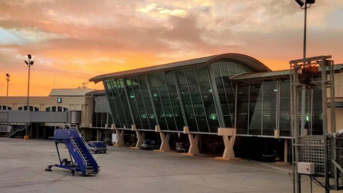 Suspensión de vuelos en Aeropuerto de El Paso, Texas, por «incursión de drones de un cártel»