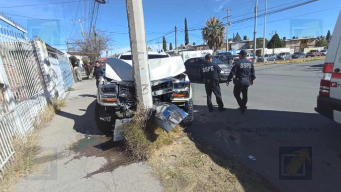 Conductor resulta herido tras aparatosa colisión en la colonia Unidad Vallarta