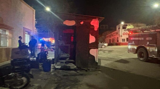 Explosión por fuga de gas provoca incendio en taquería; un cocinero resulta lesionado