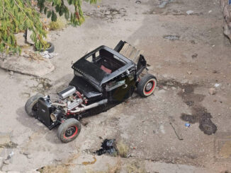 Clásico modificado termina dentro de un canal tras perder el control en la Colegio Militar 