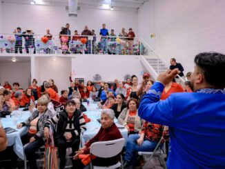 Sorprende Marco Bonilla con mariachi a abuelitos de Clubs del Abuelo por Día de San Valentín