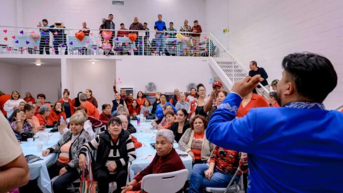 Sorprende Marco Bonilla con mariachi a abuelitos de Clubs del Abuelo por Día de San Valentín