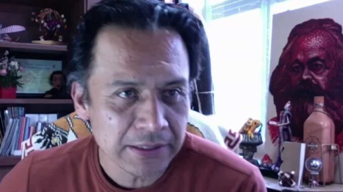 Marx Arriaga suma dos días atrincherado en oficina; anuncia asamblea