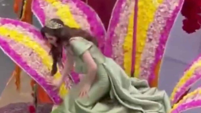 Fátima Bosch se desvanece durante desfile en Ecuador