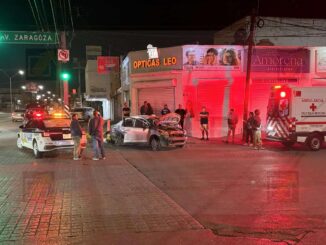 Choque en Vallarta y Zaragoza deja dos lesionados y daños en vehículos