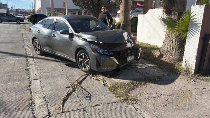 Aparatoso choque en cruce de Ortiz Mena deja lesionado y cuantiosos daños materiales