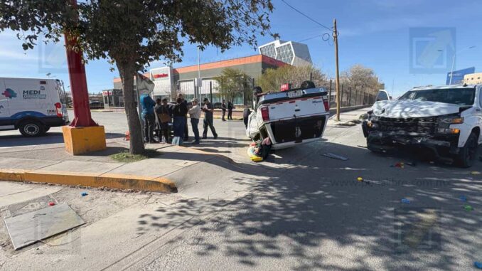 Volcadura frente al Tec de Monterrey deja dos mujeres lesionadas tras fuerte colisión