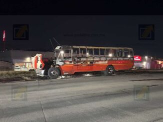 Se incendia camión de transporte de personal en la vialidad Ch-P; no reportan lesionados