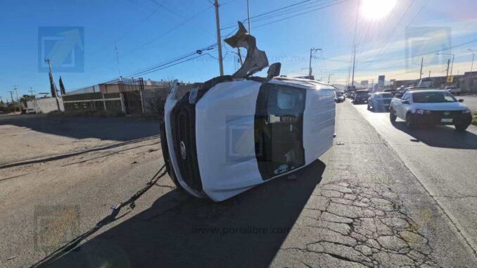 Patrulla estatal vuelca tras choque con auto particular; conductor es detenido