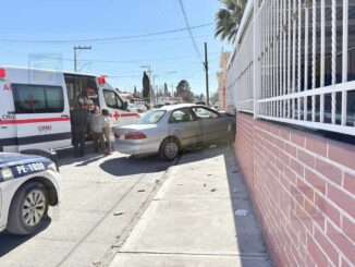 Adulto mayor se estrella contra vivienda tras confundir pedales en la colonia Dale