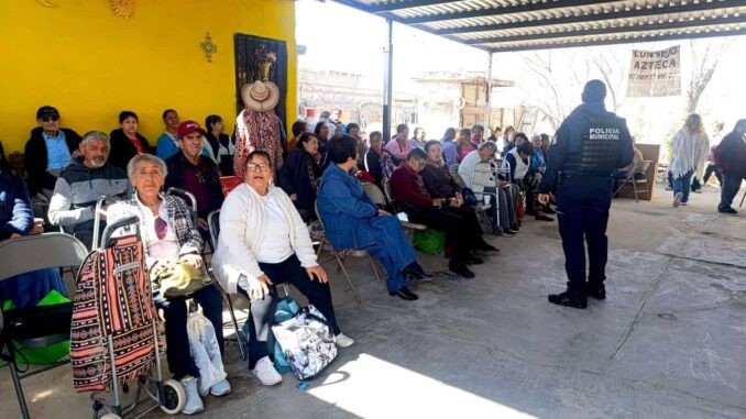 Dan plática preventiva sobre fraudes telefónicos a adultos mayores en Las Aztecas