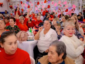Asiste alcalde Marco Bonilla a baile de corazones de clubes del abuelo de la zona sur