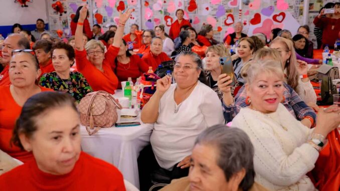 Asiste alcalde Marco Bonilla a baile de corazones de clubes del abuelo de la zona sur