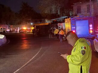 Tráiler con abarrotes vuelca en Viaducto Tlalpan, CDMX