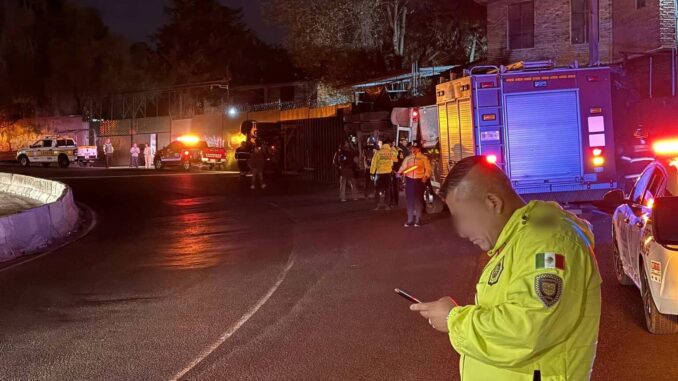 Tráiler con abarrotes vuelca en Viaducto Tlalpan, CDMX