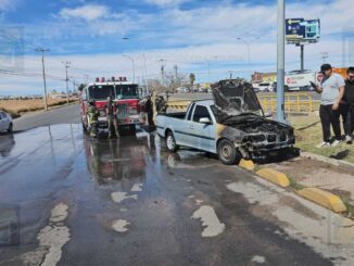 Vehículo se incendia al circular por la avenida Tecnológico
