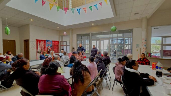 Dan plática preventiva sobre fraudes a adultos mayores