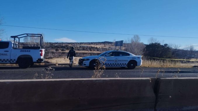 Ejecutan a un hombre en carretera Cuauhtémoc a La Junta; dejan narcomensaje