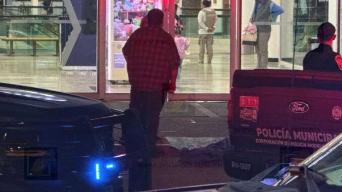 Muere trabajador tras sufrir infarto en estacionamiento de centro comercial