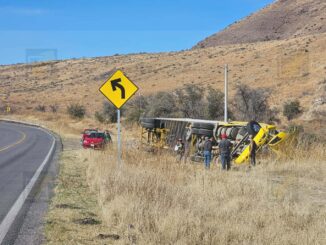 Vuelca tráiler cargado con algodón en las «Curvas del Perico»