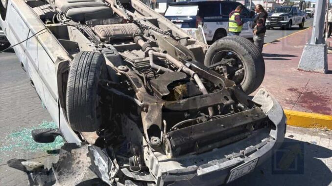 Volcadura en la Tecnológico deja a mujer y menor heridos en Paseos de Chihuahua