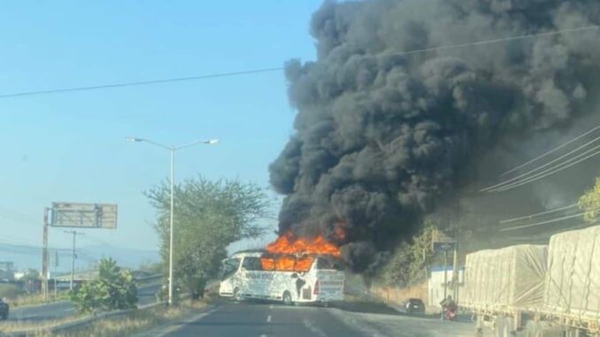 Se registran narcobloqueos en Jalisco; Gabinete de Seguridad confirma operativo en la zona