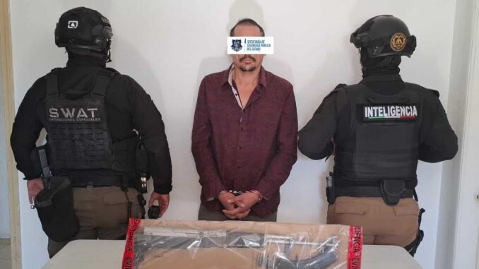 Cae hombre con «cuerno de chivo»; aseguran dos vehículos y droga en Cuauhtémoc