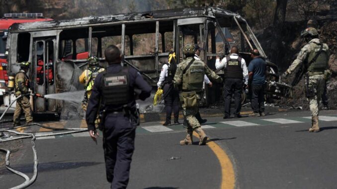 Reanudan corridas del transporte de pasajeros tras violencia por abatimiento de ‘el Mencho’