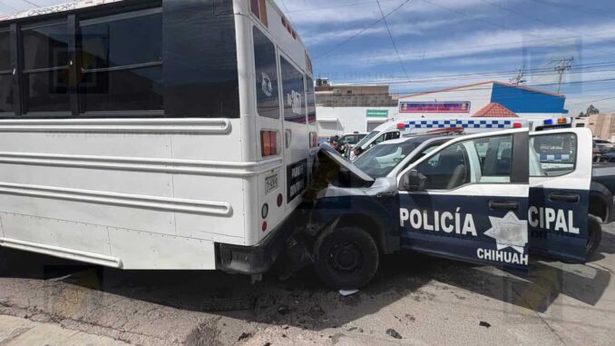 Choque deja a dos policías municipales lesionadas en el Cerro de la Cruz