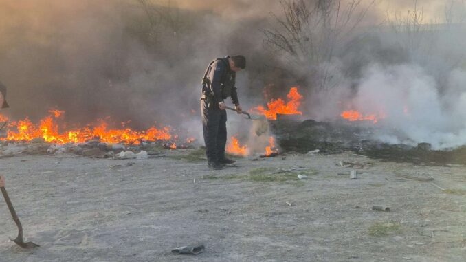 Provocan incendio en lote baldío
