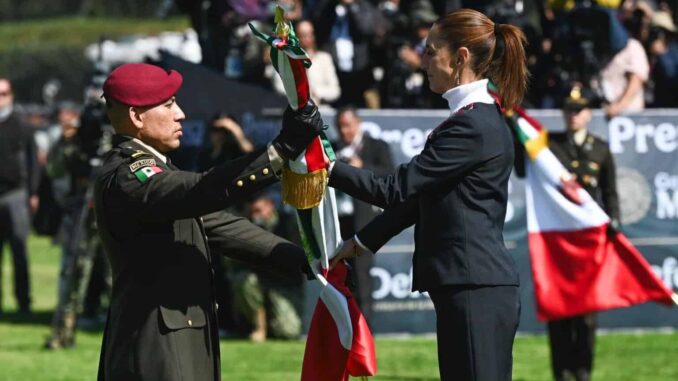 Sheinbaum encabeza la ceremonia por el Día de la Bandera en CDMX