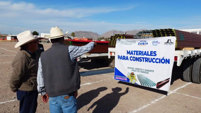 Arturo Zubía entrega a 290 familias con programa de láminas y polines en Camargo