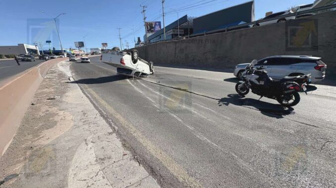 Choque con volcadura desata caos vial en el Periférico de la Juventud
