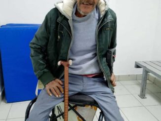 Piden apoyo para localizar a familia de hombre extraviado