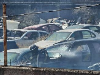 Incendio arrasa con 22 vehículos en yonkee de Granjas del Valle