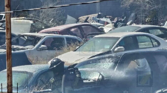 Incendio arrasa con 22 vehículos en yonkee de Granjas del Valle