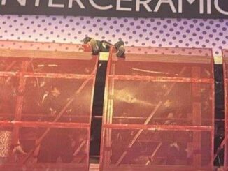 Intenta joven de 21 años lanzarse de puente en la López Mateos