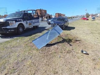 Pierde el control en curva y se estrella contra señalamiento en la Nogales; descartan volcadura