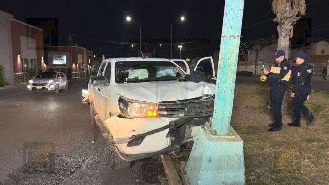Conductor impacta luminaria frente a Plaza Miguel sobre calle Club de Leones