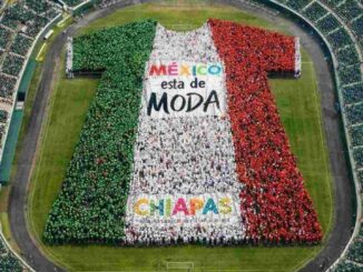 México logra récord Guinness de la camiseta de fútbol humana más grande del mundo