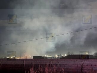 Voraz incendio arrasa tejabanes, un cuarto y madera acumulada en Granjas del Valle