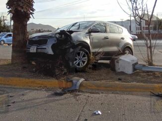 Conductora pierde el control y derriba luminaria en la Teófilo Borunda