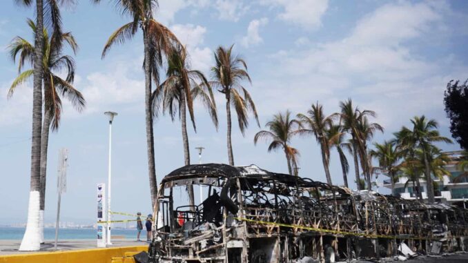 Al menos 200 tractocamiones fueron atacados tras operación contra El Mencho