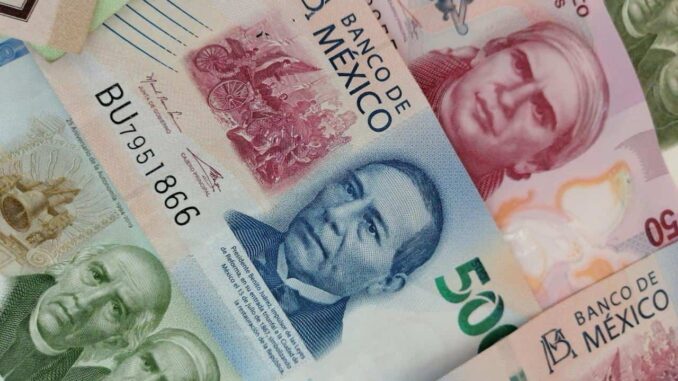 Peso mexicano cae 2.03 % ante dólar tras escalada en Medio Oriente
