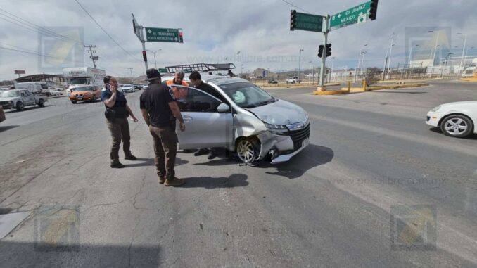 Patrulla municipal provoca choque al incorporarse sin precaución en la avenida Homero